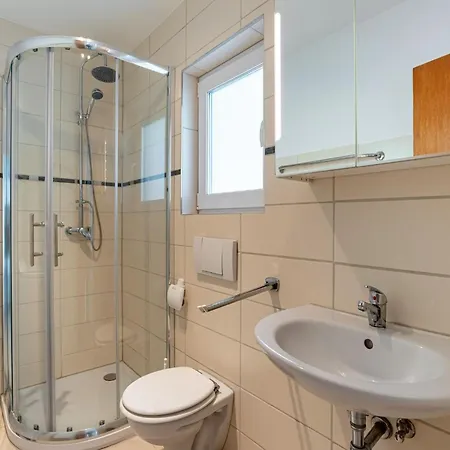 아파트 Lakeside Comfort With Balcony