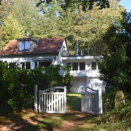 Lakeside Comfort With Balcony 아파트 *