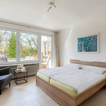 Lakeside Comfort With Balcony 아파트 *