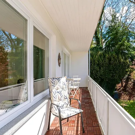 Lakeside Comfort With Balcony 아파트