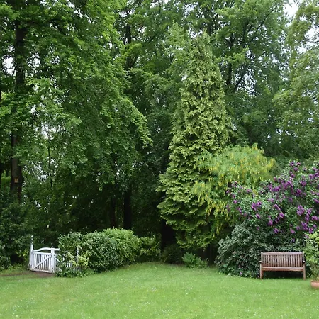 Lakeside Comfort With Balcony 아파트