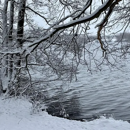 Lakeside Comfort With Balcony 아파트 유틴