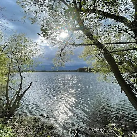 Lakeside Comfort With Balcony 아파트 *