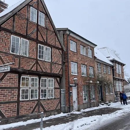 Lakeside Comfort With Balcony 아파트 *