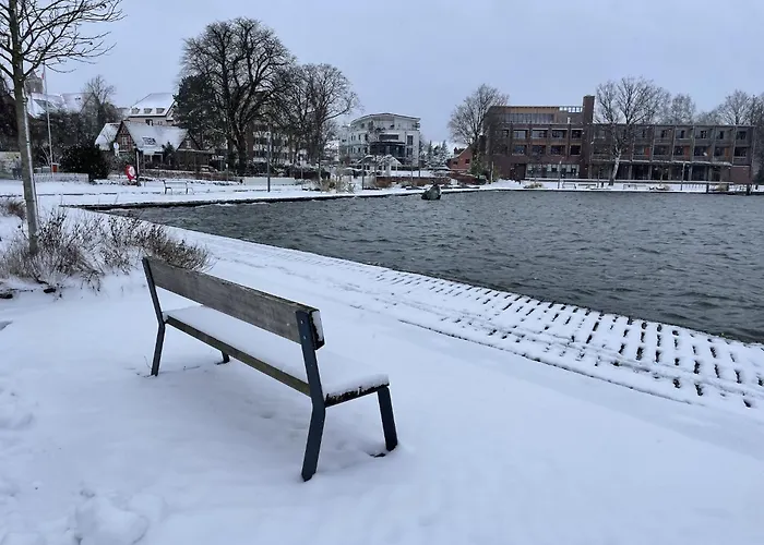 Lakeside Comfort With Balcony 아파트
