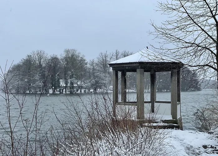 Lakeside Comfort With Balcony 유틴
